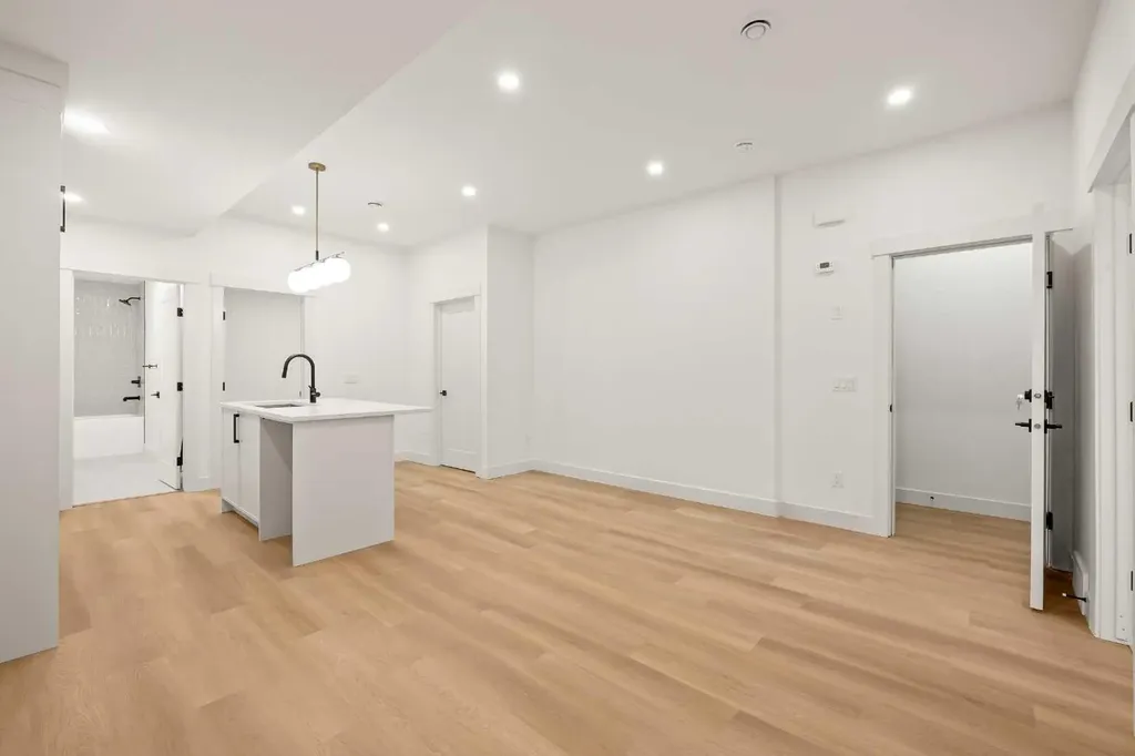 2421 25 Avenue NW Calgary AB T2M 2C6