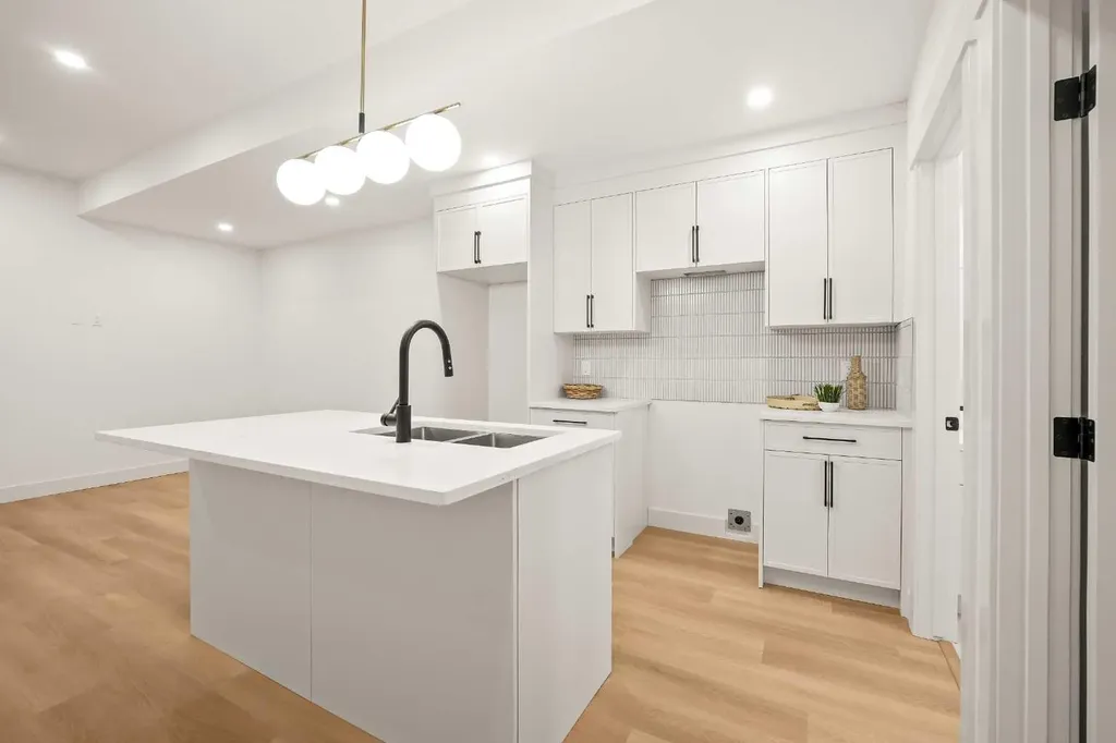 2421 25 Avenue NW Calgary AB T2M 2C6