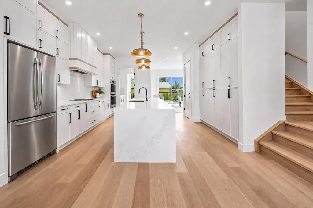 2421 25 Avenue NW Calgary AB T2M 2C6