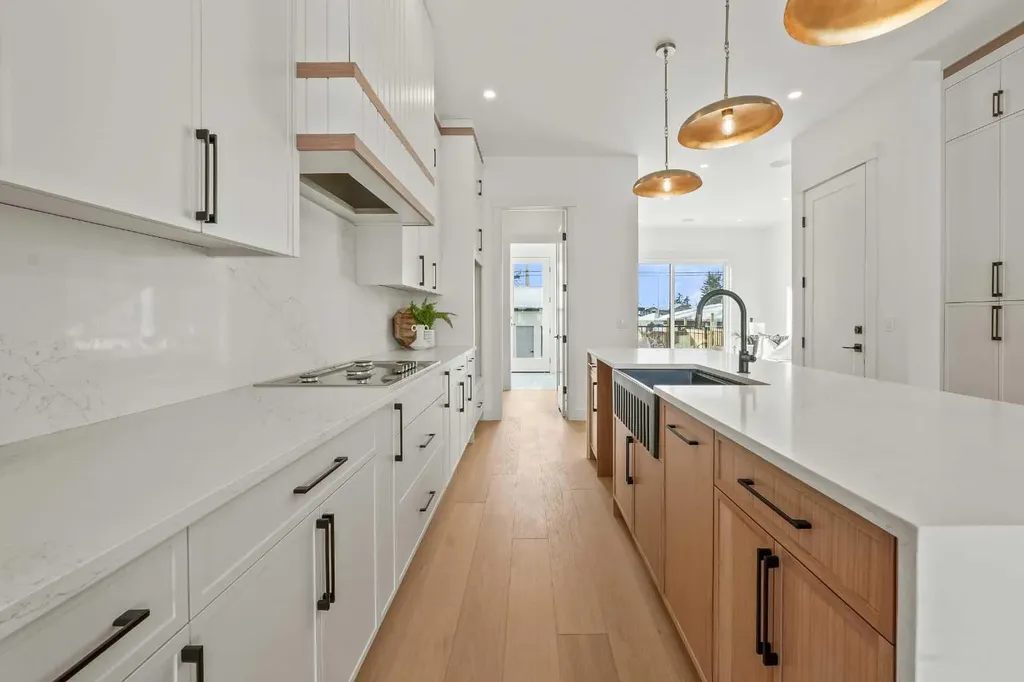 2421 25 Avenue NW Calgary AB T2M 2C6