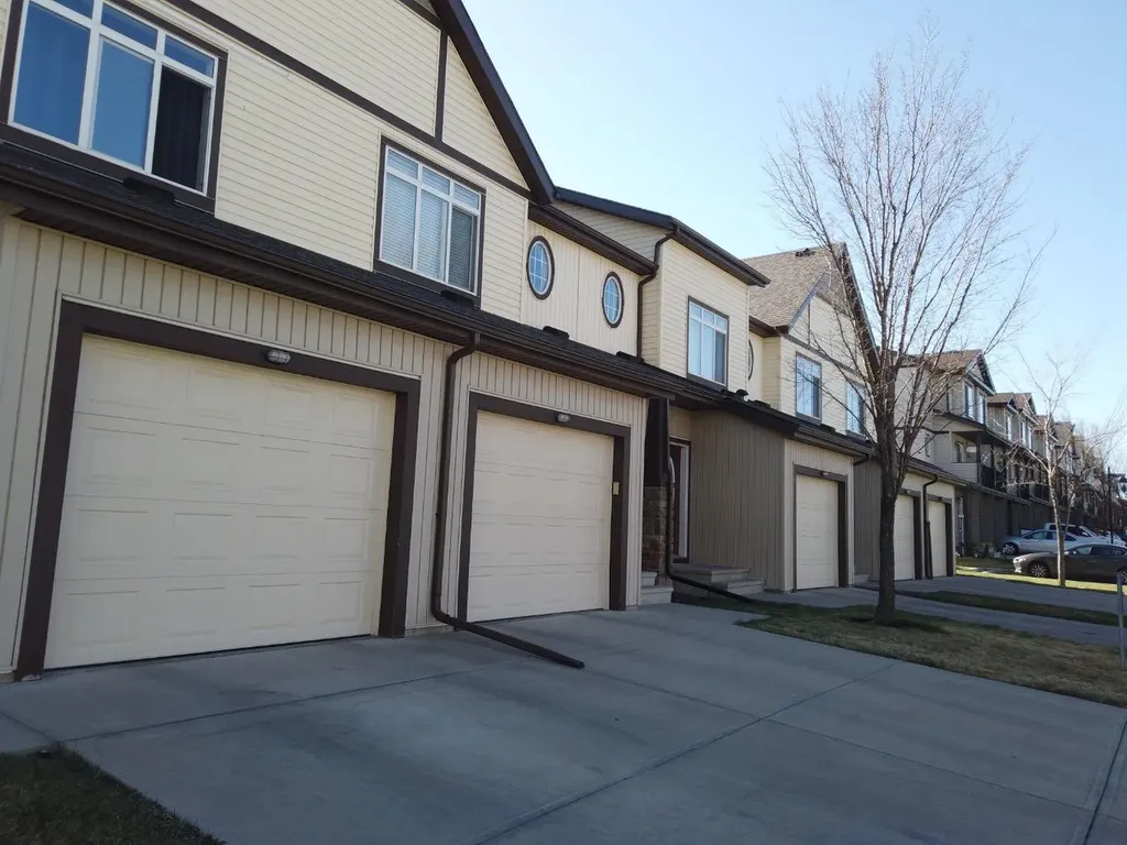 337 Copperpond Landing SE Calgary AB T2Z 1G6