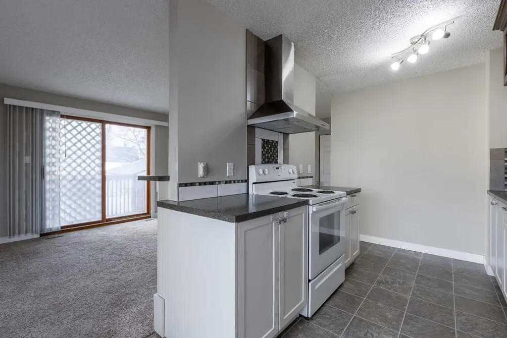 503 16 Street N Lethbridge AB T1H 3A5