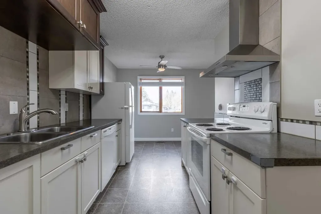 503 16 Street N Lethbridge AB T1H 3A5