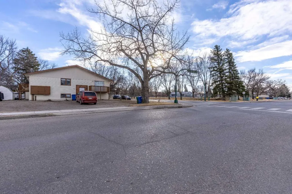 503 16 Street N Lethbridge AB T1H 3A5