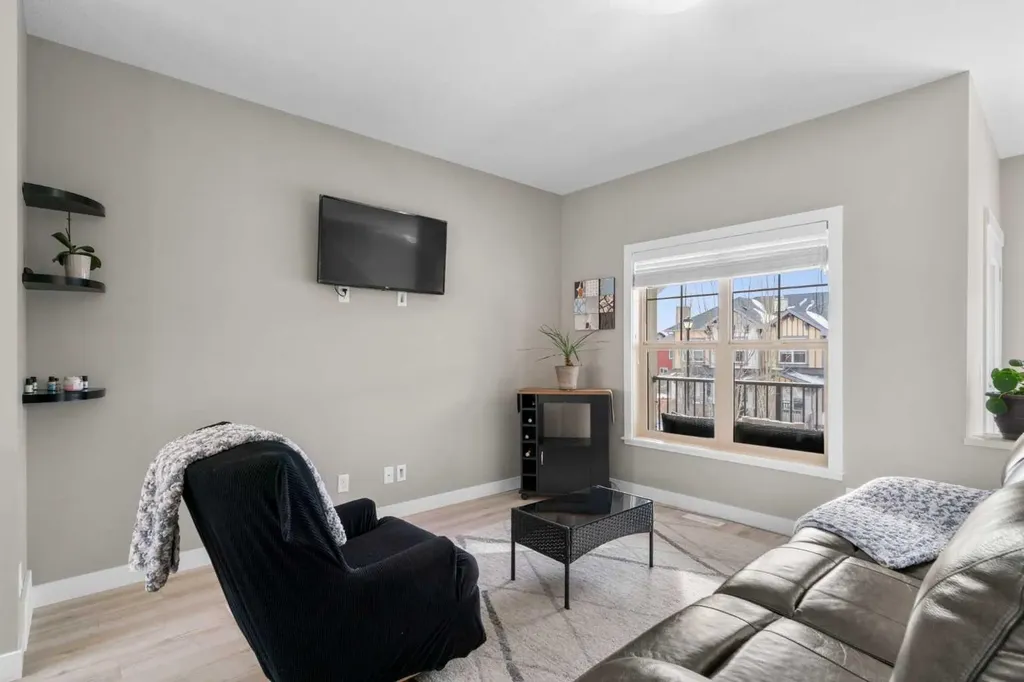 32 Horseshoe Crescent Cochrane AB T4C2P4