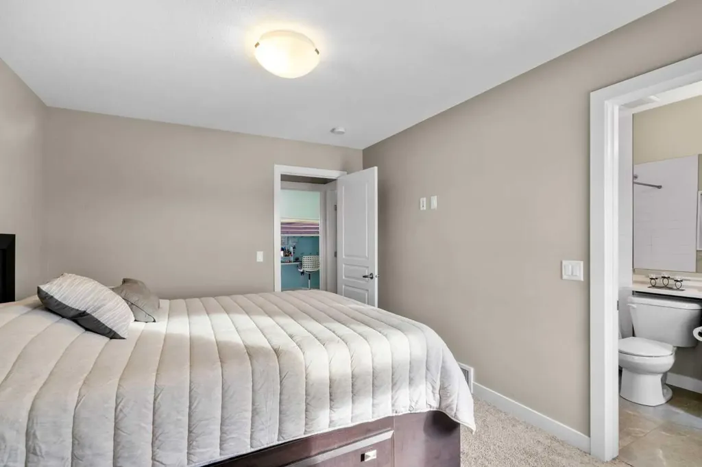 32 Horseshoe Crescent Cochrane AB T4C2P4