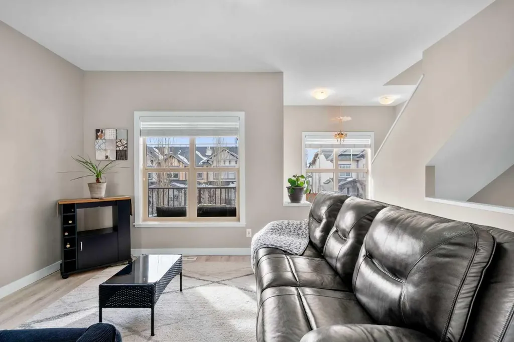 32 Horseshoe Crescent Cochrane AB T4C2P4