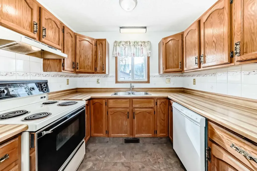 1837 Meadowbrook Drive SE Airdrie AB T4A 1V5
