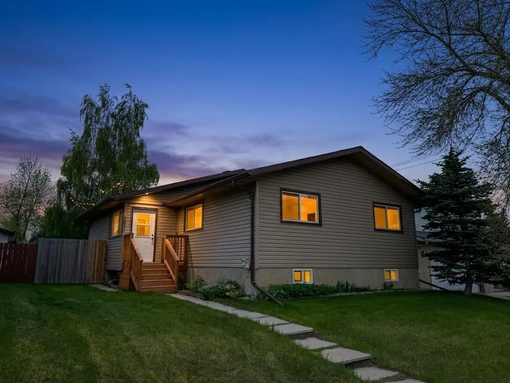 1837 Meadowbrook Drive SE Airdrie AB T4A 1V5