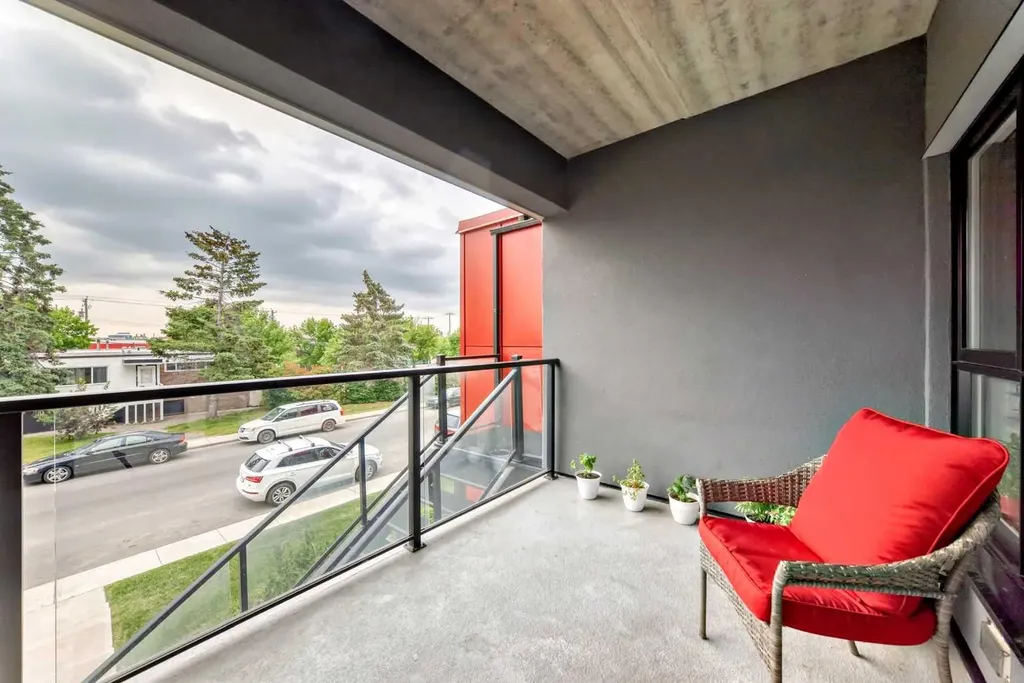 1629 38 Street SW Calgary AB T3C 1T8