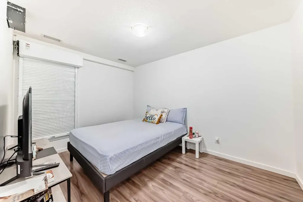 1629 38 Street SW Calgary AB T3C 1T8