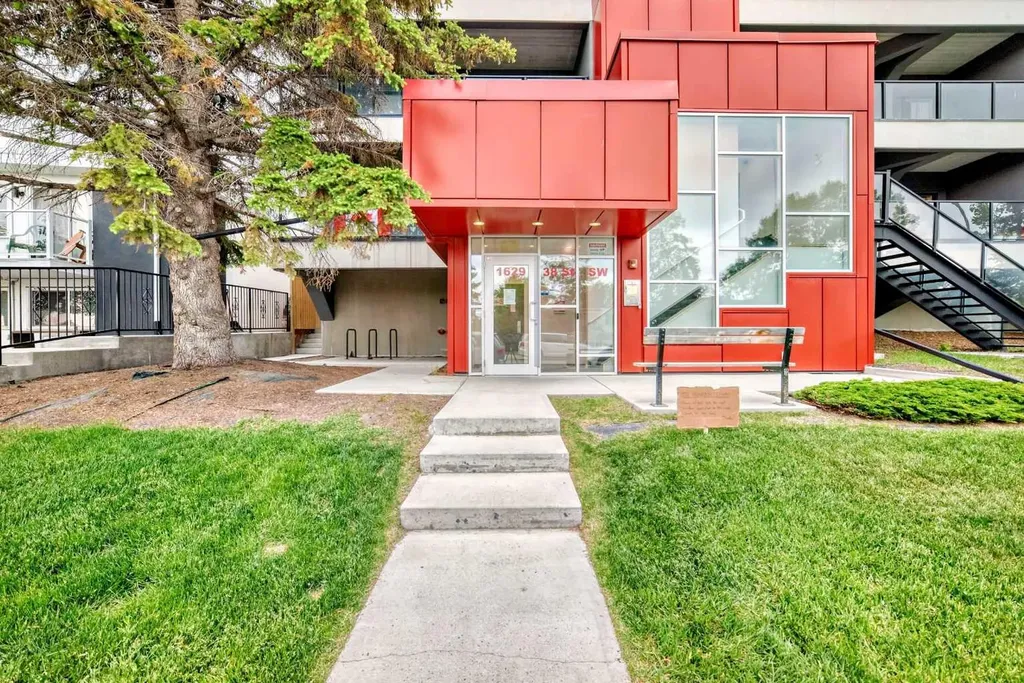 1629 38 Street SW Calgary AB T3C 1T8