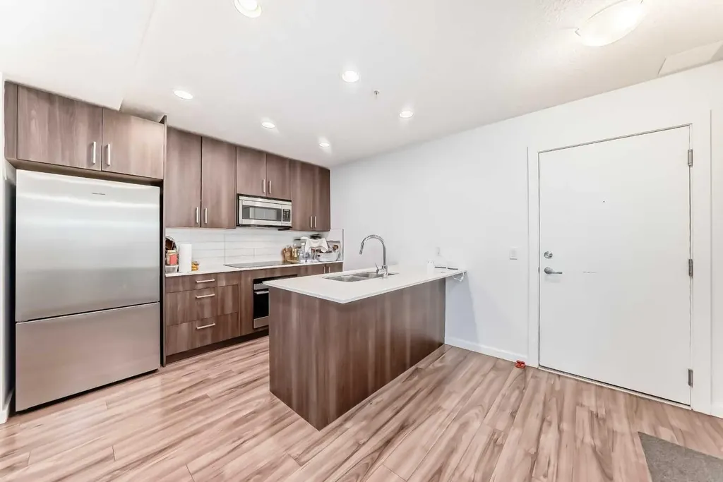 1629 38 Street SW Calgary AB T3C 1T8