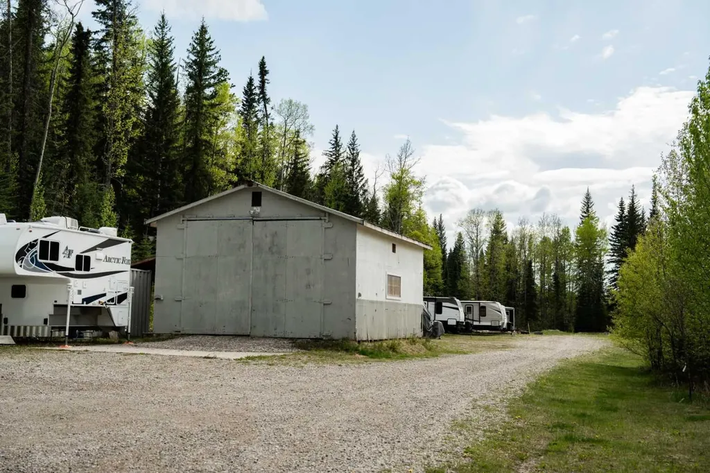 4B-24425 East River Road Hinton AB T7V 0A3