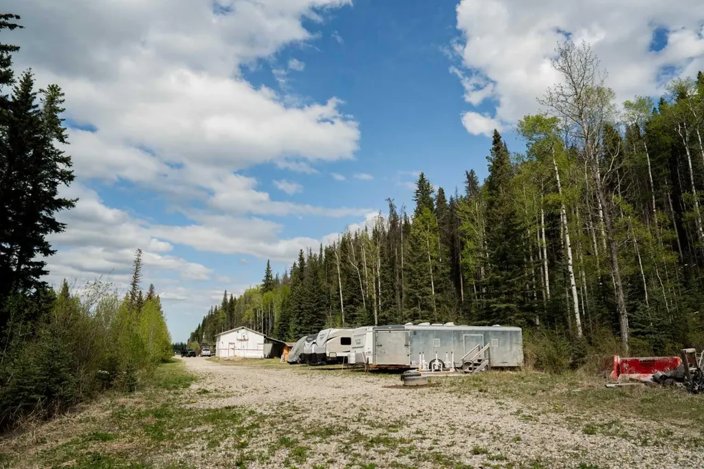 4B-24425 East River Road Hinton AB T7V 0A3