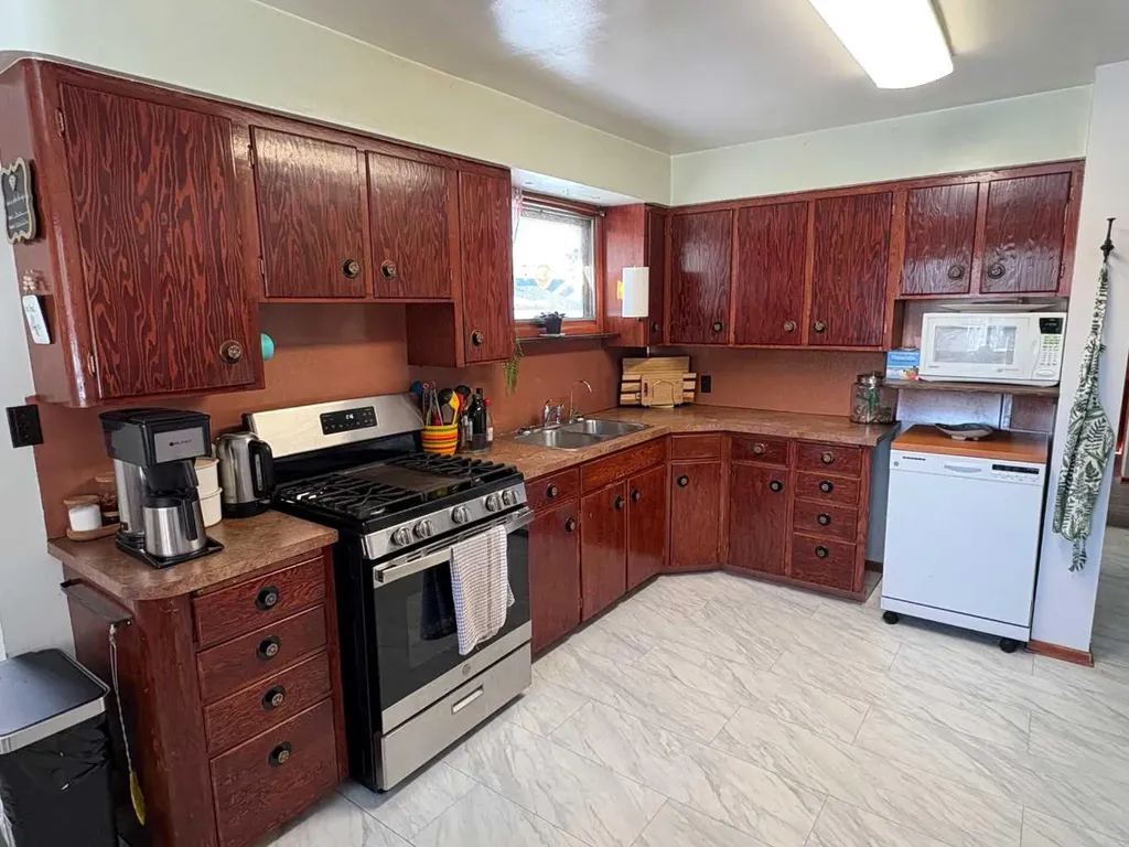 4812 47 Avenue Forestburg AB T0B 1N0