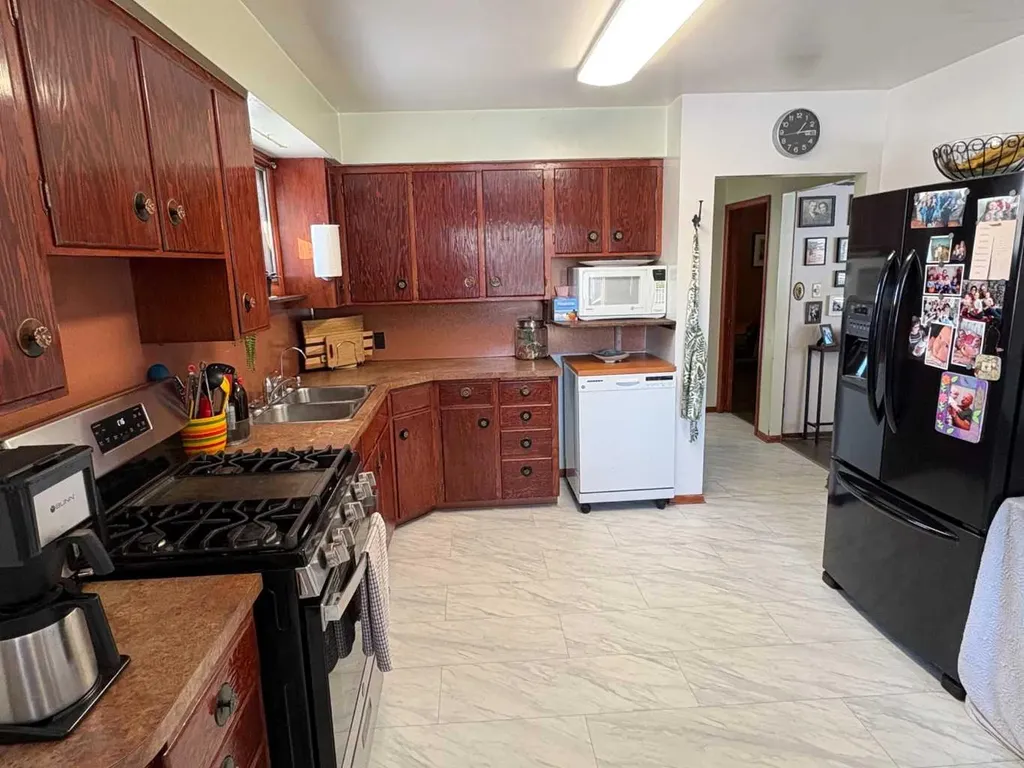 4812 47 Avenue Forestburg AB T0B 1N0