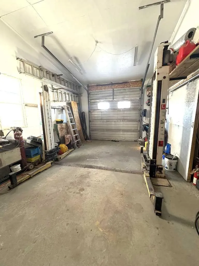4812 47 Avenue Forestburg AB T0B 1N0