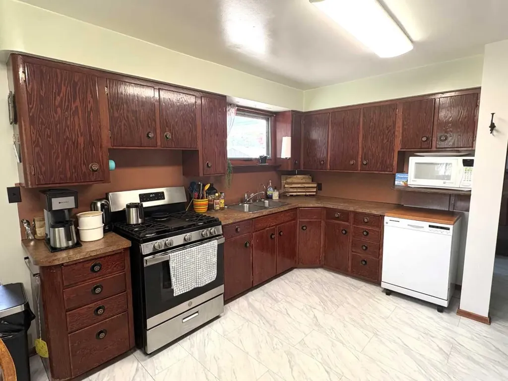 4812 47 Avenue Forestburg AB T0B 1N0