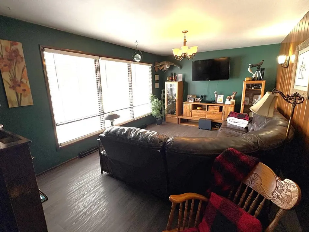 4812 47 Avenue Forestburg AB T0B 1N0