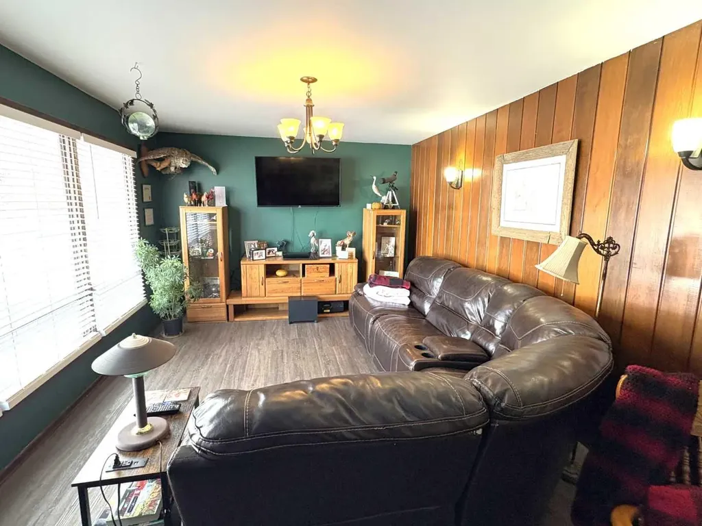 4812 47 Avenue Forestburg AB T0B 1N0