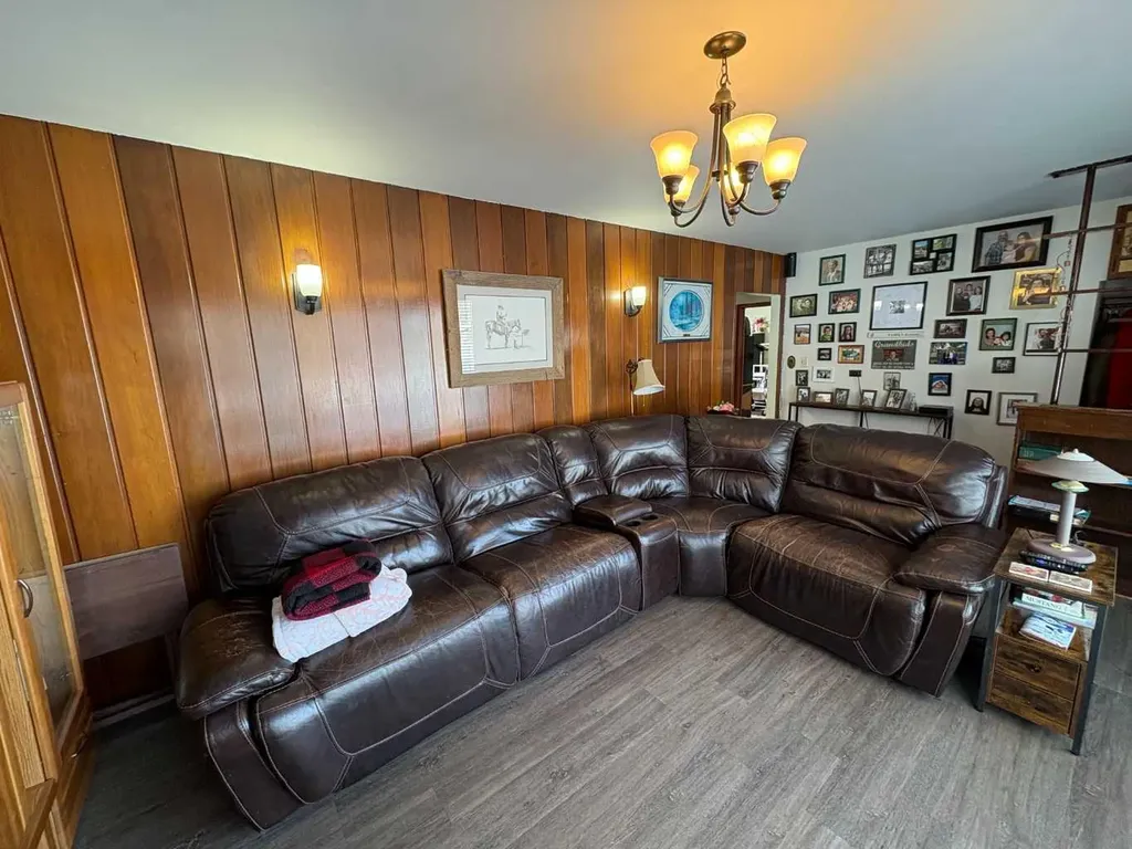 4812 47 Avenue Forestburg AB T0B 1N0