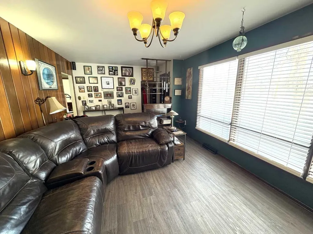 4812 47 Avenue Forestburg AB T0B 1N0
