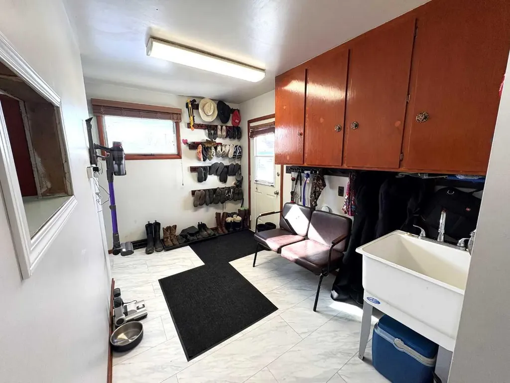 4812 47 Avenue Forestburg AB T0B 1N0