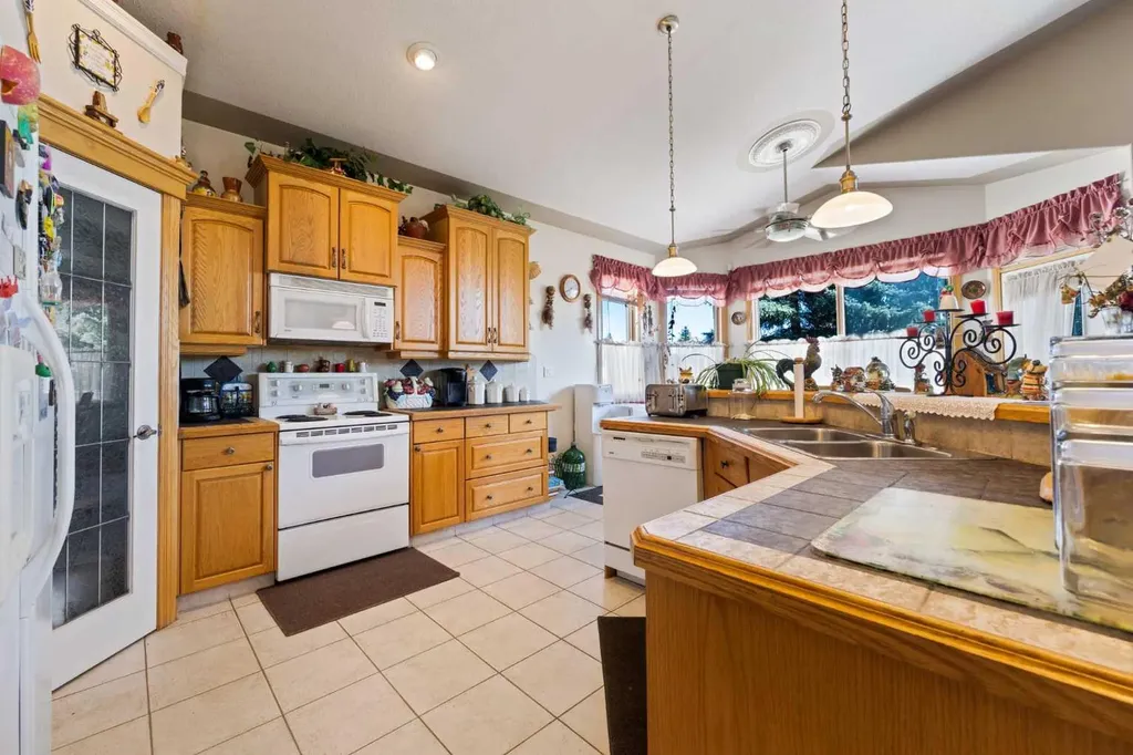 16 Arbour Estates View NW Calgary AB T3G 4E2