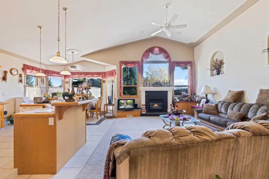 16 Arbour Estates View NW Calgary AB T3G 4E2