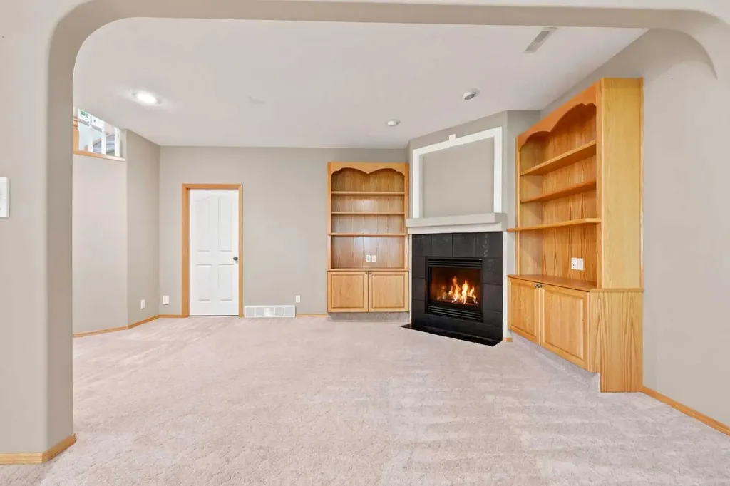 16 Arbour Estates View NW Calgary AB T3G 4E2