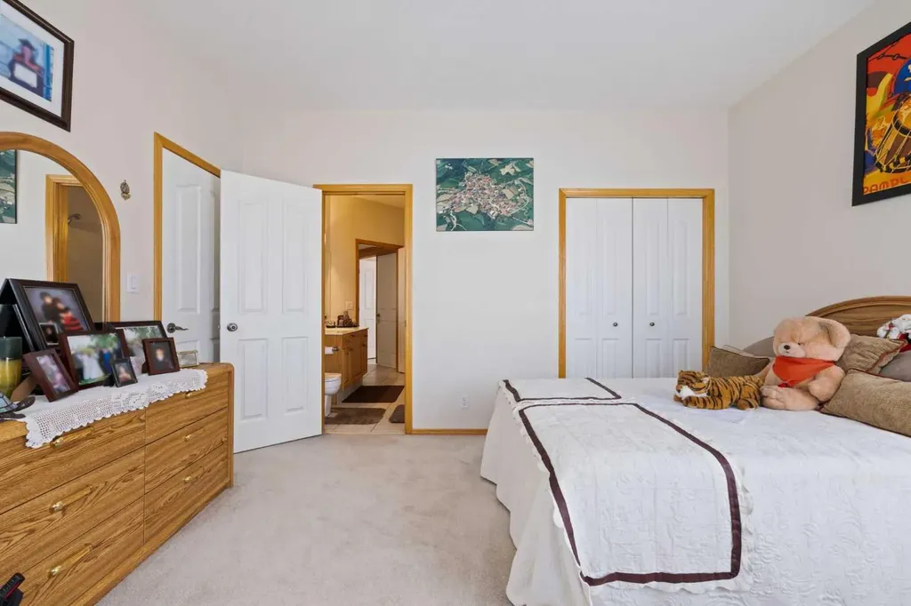 16 Arbour Estates View NW Calgary AB T3G 4E2
