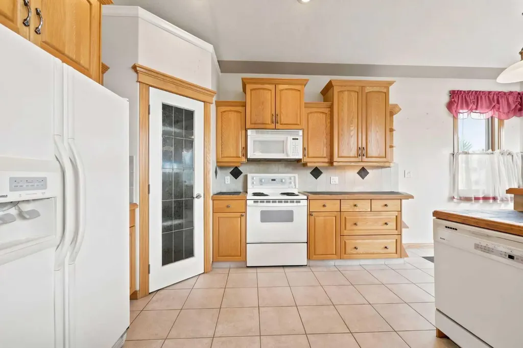 16 Arbour Estates View NW Calgary AB T3G 4E2