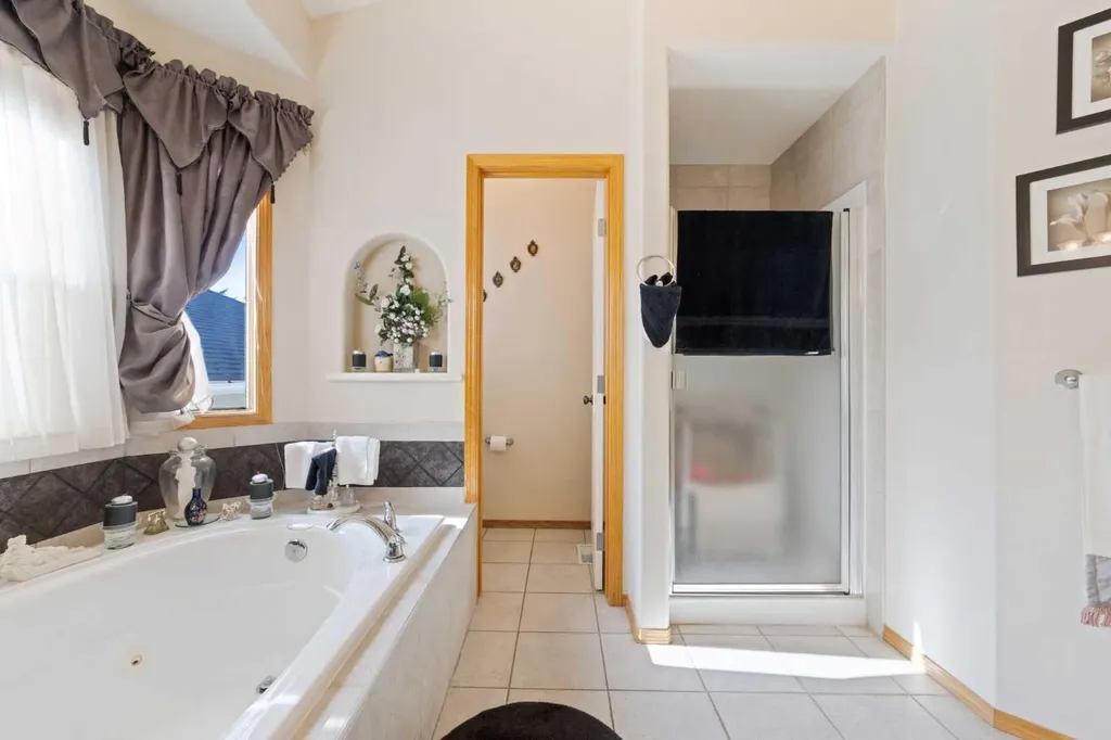 16 Arbour Estates View NW Calgary AB T3G 4E2