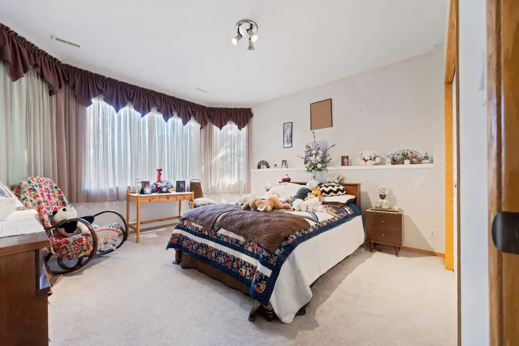 16 Arbour Estates View NW Calgary AB T3G 4E2