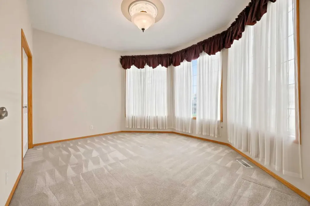 16 Arbour Estates View NW Calgary AB T3G 4E2