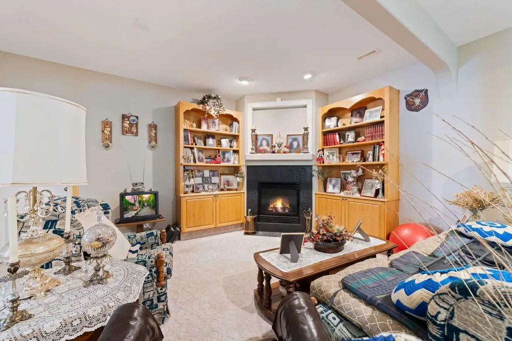 16 Arbour Estates View NW Calgary AB T3G 4E2