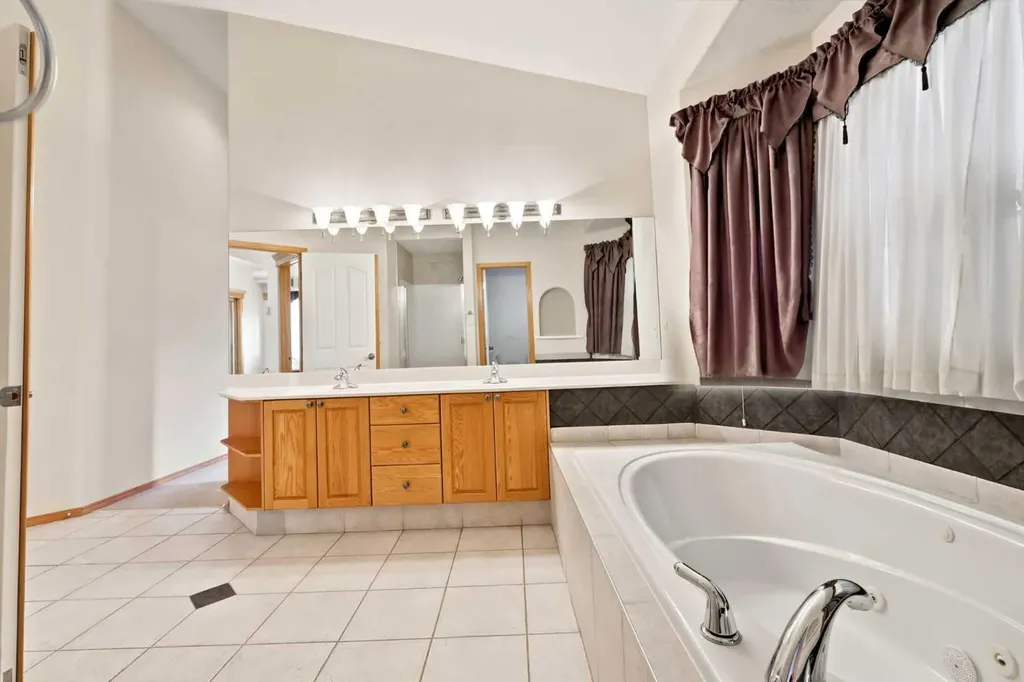 16 Arbour Estates View NW Calgary AB T3G 4E2