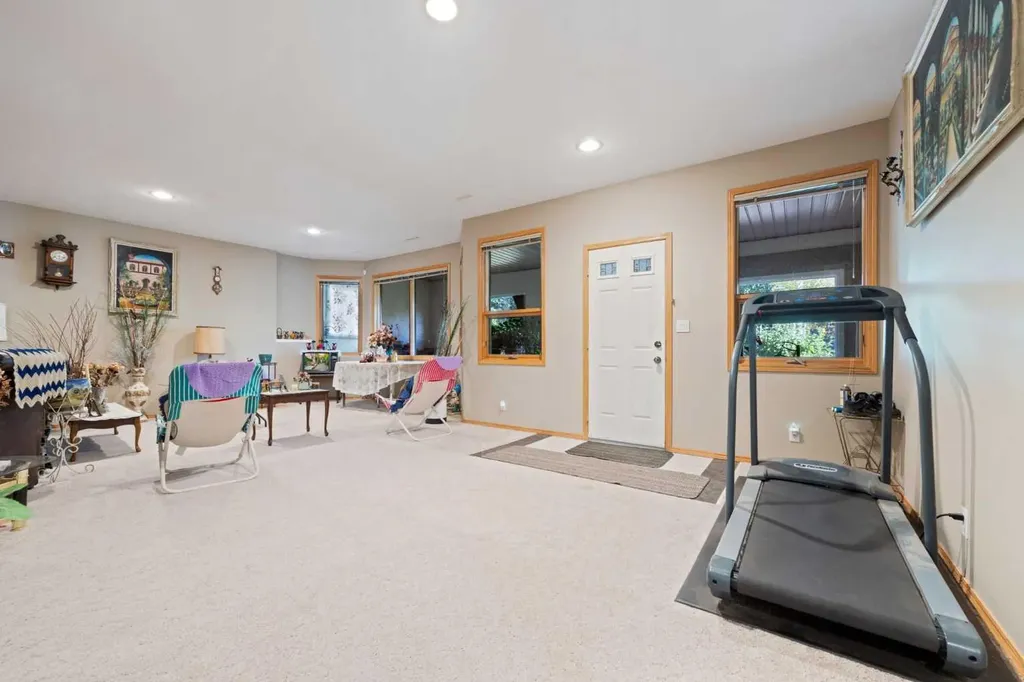 16 Arbour Estates View NW Calgary AB T3G 4E2