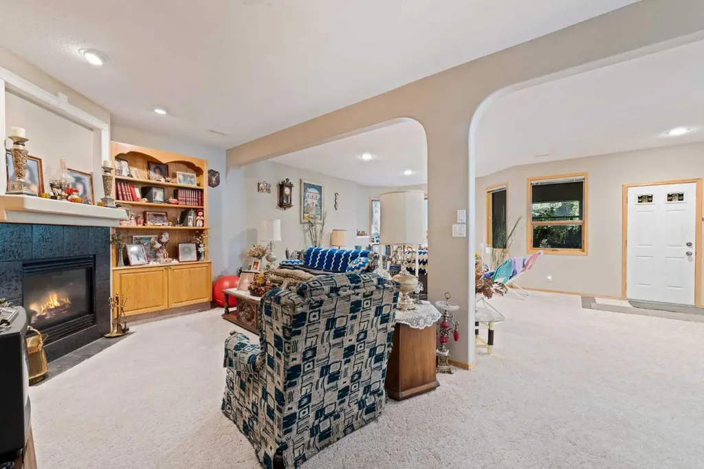 16 Arbour Estates View NW Calgary AB T3G 4E2