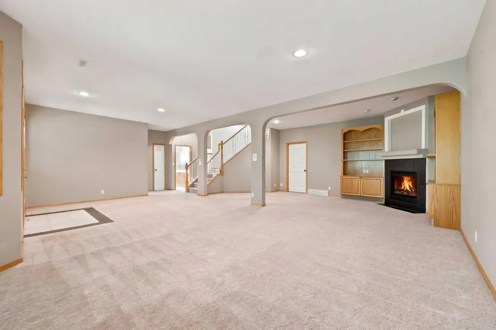 16 Arbour Estates View NW Calgary AB T3G 4E2