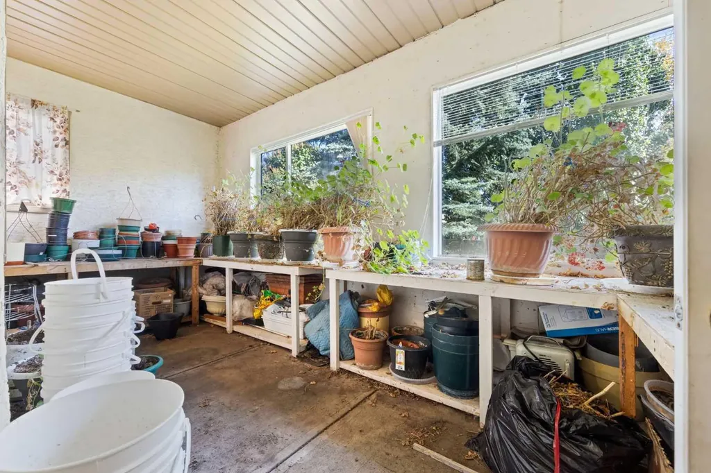 16 Arbour Estates View NW Calgary AB T3G 4E2