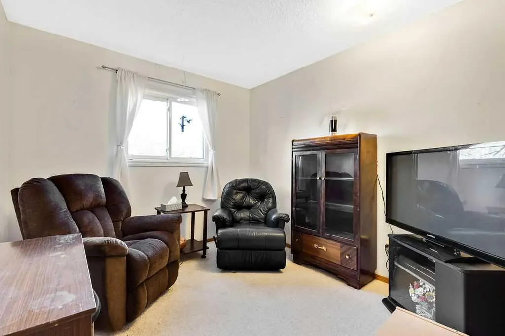 25 Knight Street Okotoks AB T1S1G3