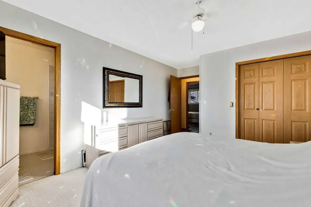 25 Knight Street Okotoks AB T1S1G3