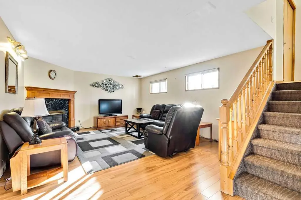 25 Knight Street Okotoks AB T1S1G3
