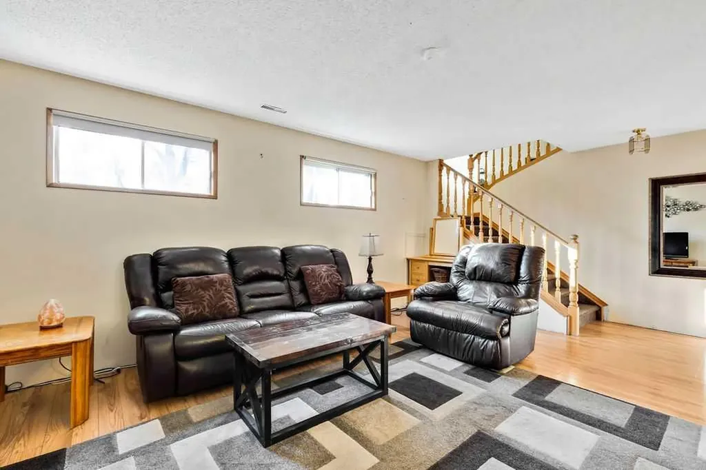25 Knight Street Okotoks AB T1S1G3