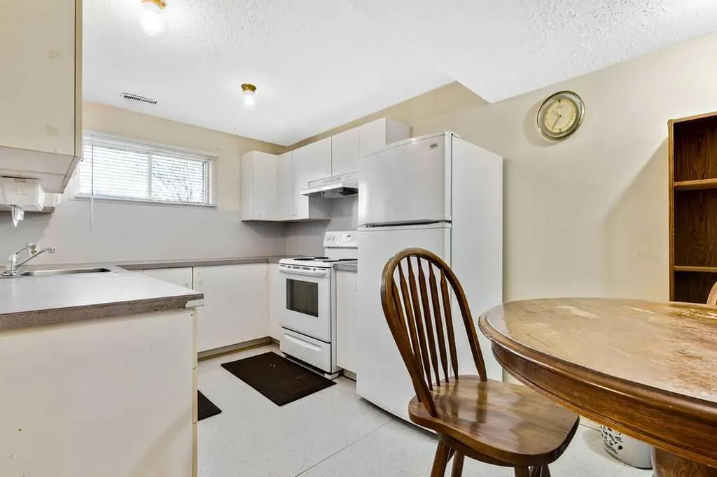 25 Knight Street Okotoks AB T1S1G3