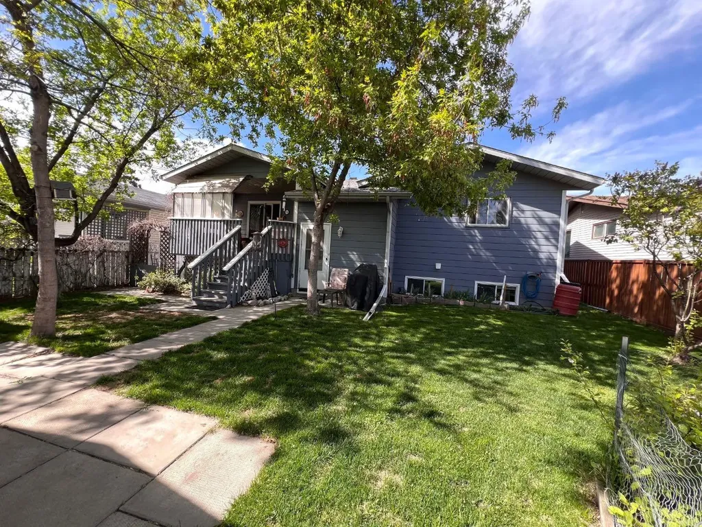25 Knight Street Okotoks AB T1S1G3