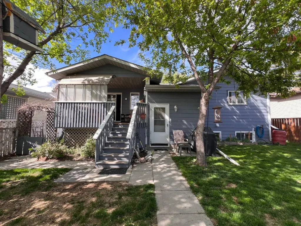 25 Knight Street Okotoks AB T1S1G3