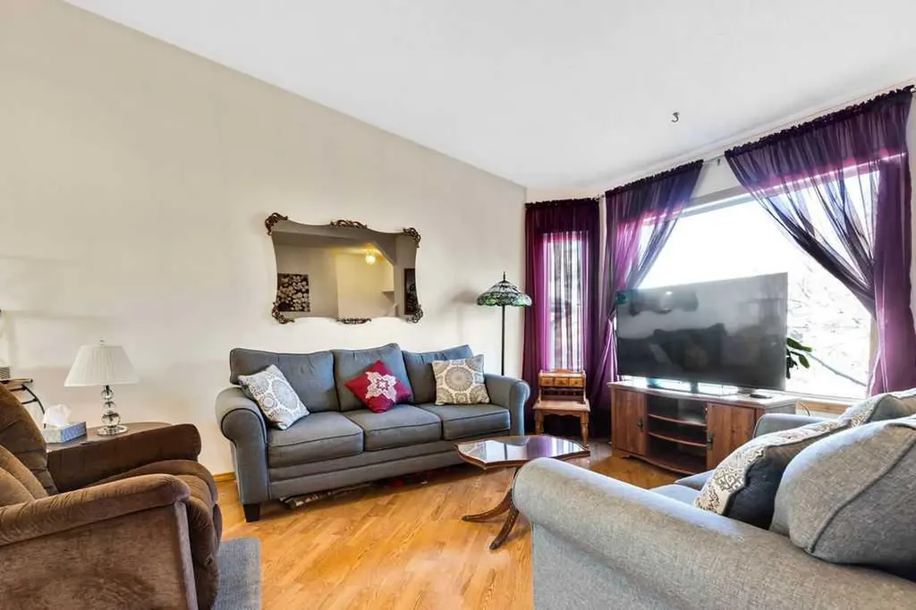 25 Knight Street Okotoks AB T1S1G3